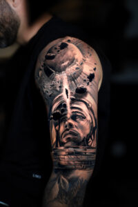 tatouage - planete - terre - portrait en realisme - montpellier